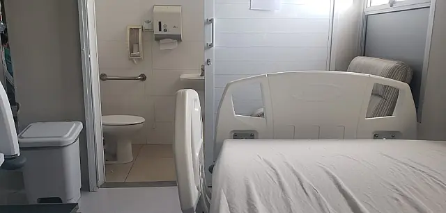 Escolta dá bobeira, preso entra no banheiro, troca de roupa e foge de hospital
