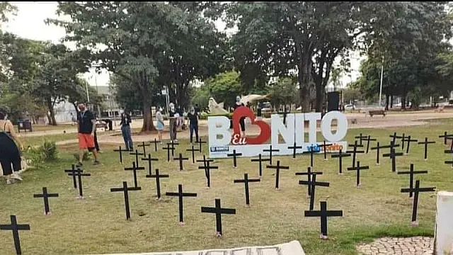 Protesto contra Bolsonaro enche praça de cruzes e causa polêmica em Bonito