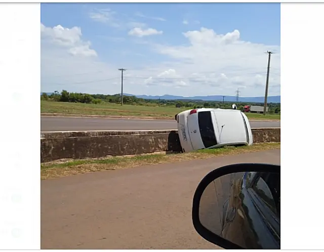 Motorista tomba na BR-262 e cai em vala