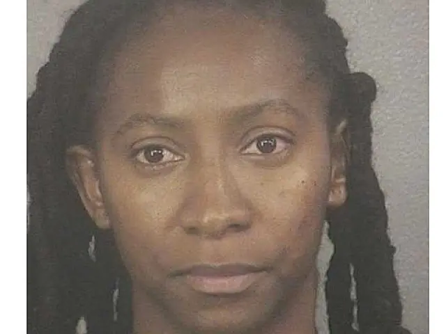 Mulher pega o ex com outra na cama e usa arma de choque