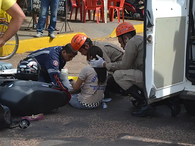 Acidente entre carro e moto deixa jovem ferida no Centro de Aquidauana