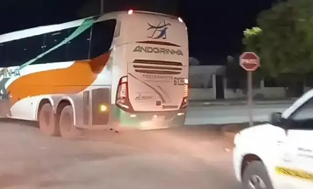 Polícia acaba com festa e usa ônibus para levar 22 detidos à delegacia