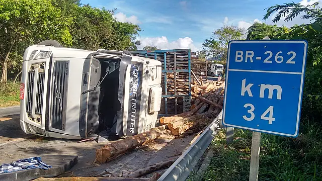 Caminhão de eucalipto tomba e pista é interditada na BR-262