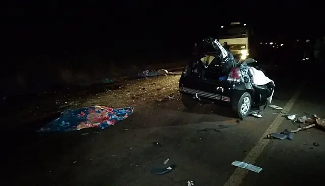 Acidente entre carro e van de prefeitura mata duas universitárias