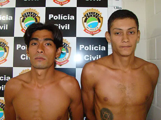 Três jovens são presos em ponto de venda de drogas