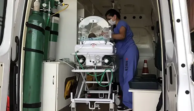 Com incubadora na viatura, recém-nascido é levado para tratamento no HR