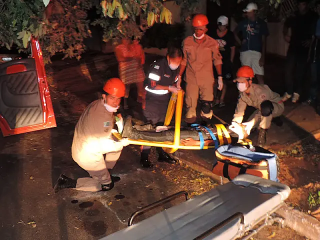 Acidente entre carro e moto deixa jovem ferido em Aquidauana