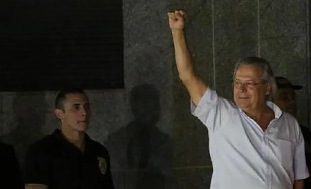 Condenados no mensalão se entregam à Polícia Federal