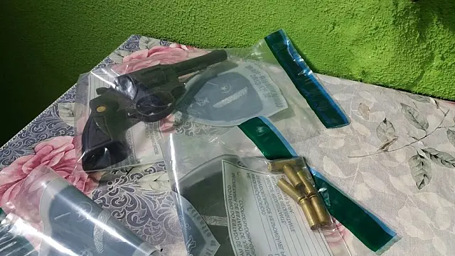 Suspeito morre no telhado em troca de tiros com a Polícia Militar