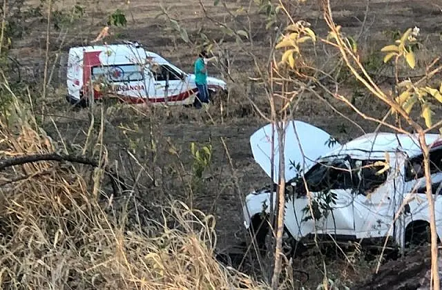 Motorista perde controle, caminhonete capota e jovem de 20 anos morre ao ser arremessada