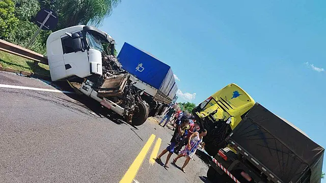 Colisão entre carretas e ônibus deixa um morto na BR-163
