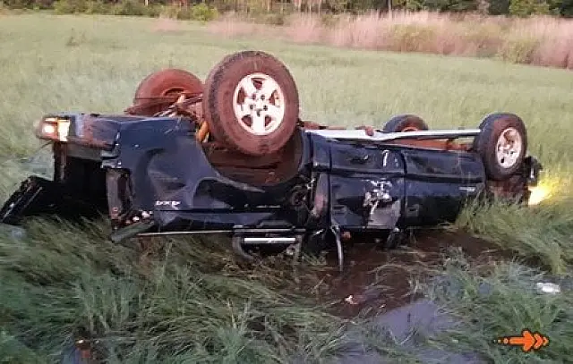 Preste a se afogar após cair com caminhonete na água, motorista é salvo