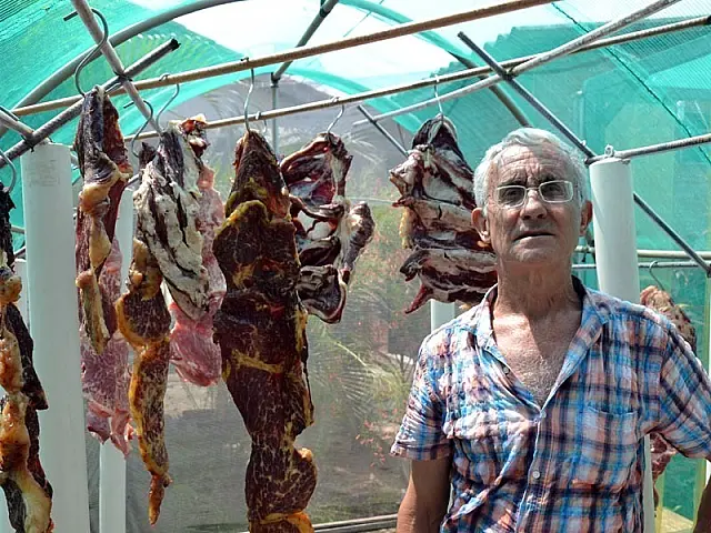 Dono da melhor carne oreada de Anastácio sonha em ter o próprio açougue