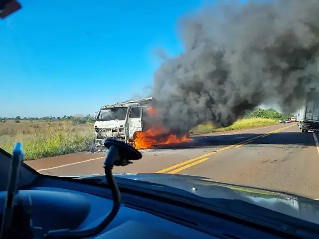 Caminhão pega fogo após bater em carreta na BR-060 em MS