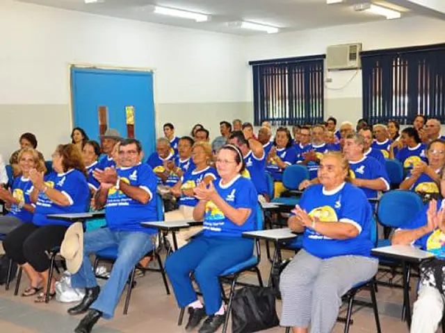 Idosos concluem curso ?CPAQ de portas abertas a melhor idade?