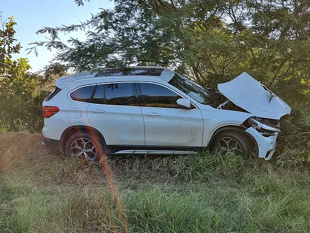 Motorista perde controle, bate na "curva da morte" e abandona BMW na MS-450