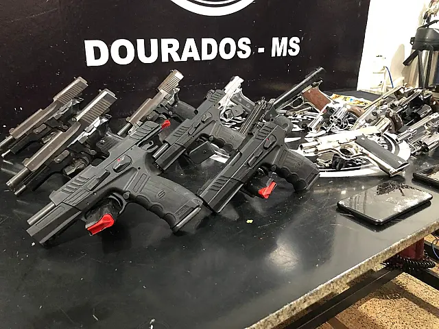 Idosa é presa após guardar armas para facção avaliadas em R$ 200 mil