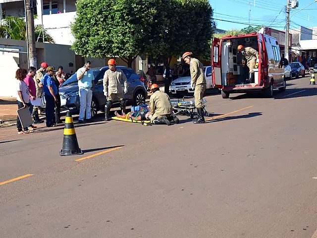 Mulher colide em porta aberta de veículo estacionado em Anastácio