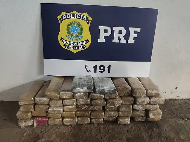 Mulher é presa pela PRF com 38 kg de maconha escondidos dentro de fundo falso no carro