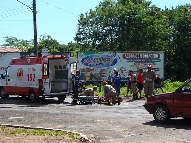 Mulher sofre acidente de moto perto de linha férrea