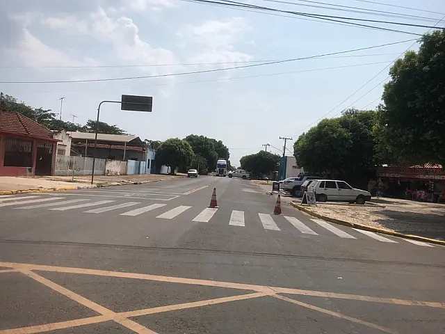 Caminhão arranca fiação elétrica e interdita Avenida Manoel Murtinho