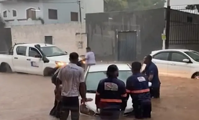 Equipes da Prefeitura de Corumbá reparam danos causados pelo alagamento