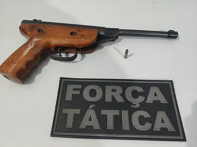 Adolescente de 15 anos é ameaça e namorado vai preso com arma e munições