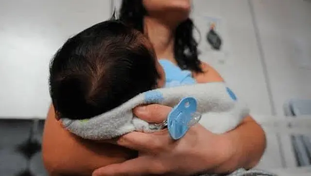 Rapaz é preso após agredir a esposa que estava com a filha no colo
