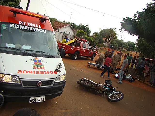 Acidente entre motos deixa dois feridos na Vila Santa Terezinha