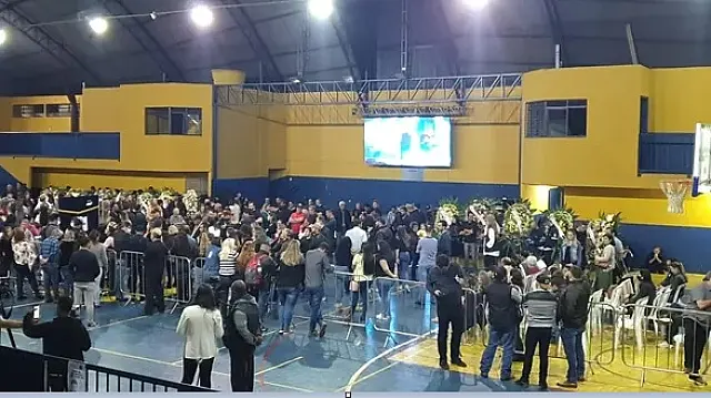 Sepultamento de cantor Aleksandro acontece hoje; Conrado continua internado