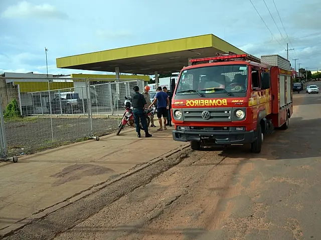 Motocicleta colide em veículo, no Centro de Anastácio