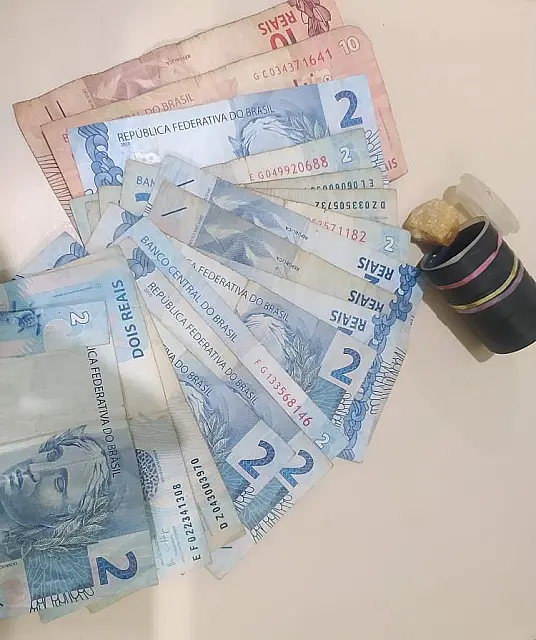 Homem é flagrado com pedras de crack e acaba preso por tráfico