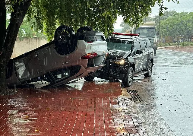 Carro capota após bater em viatura da PC em Bonito