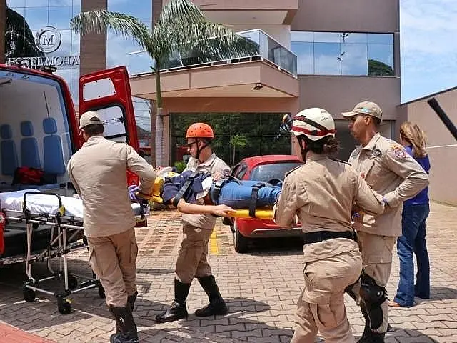 Na Capital, mulher cai do 5º andar durante limpeza de janela de hotel e sobrevive