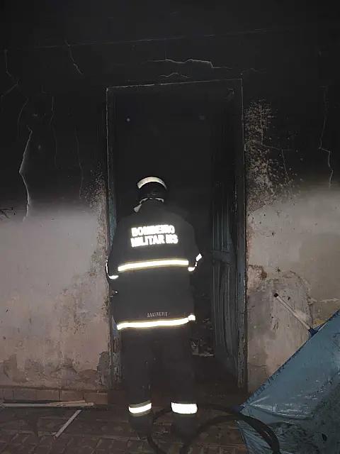 Residência abandonada pega fogo em Ladário