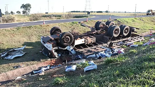 Caminhoneiro de 72 anos morre após capotamento em acesso à BR-163