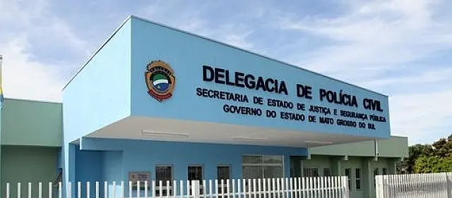 Homem é preso após cortar pescoço da namorada com machete por ciúmes