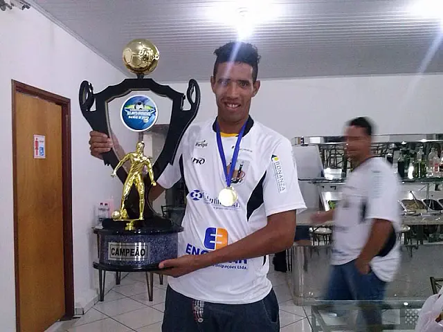 Jogador de futebol tem perna dilacerada em acidente na BR-163