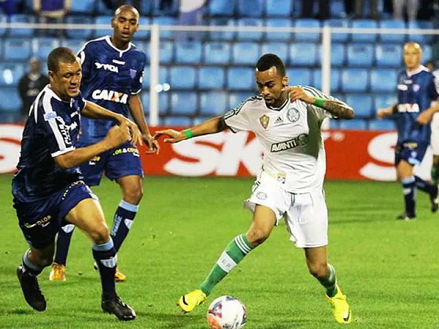 De virada e com ajuda de gringos, Palmeiras vence o Avaí em Floripa