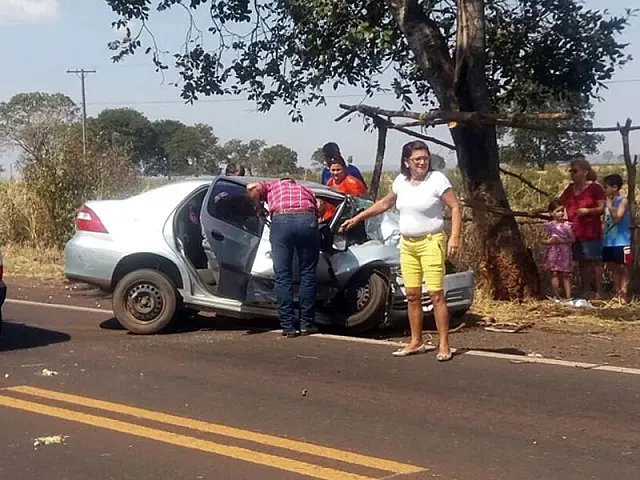 Pneu estoura, borracheiro perde controle da direção e colide em árvore