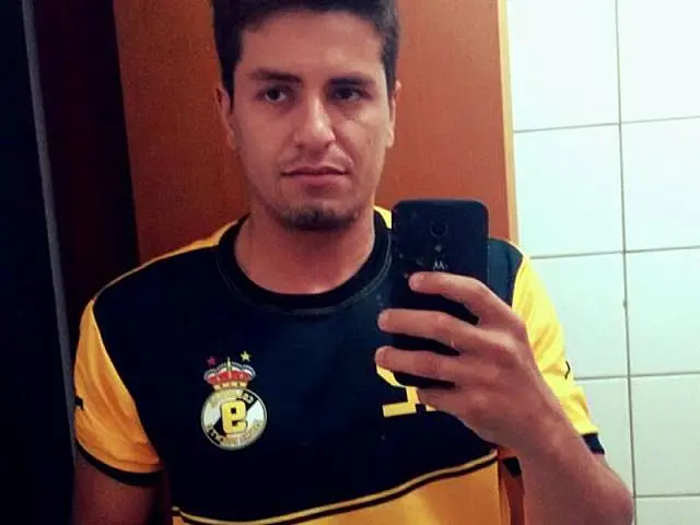 Jovem de 22 anos é morto a tiros perto de escola