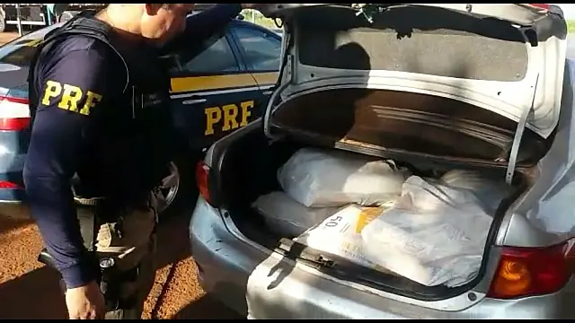 Carro furtado em Minas Gerais é apreendido com maconha em MS