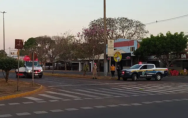 Homem cai de dentro de caminhonete na Avenida Pantaneta