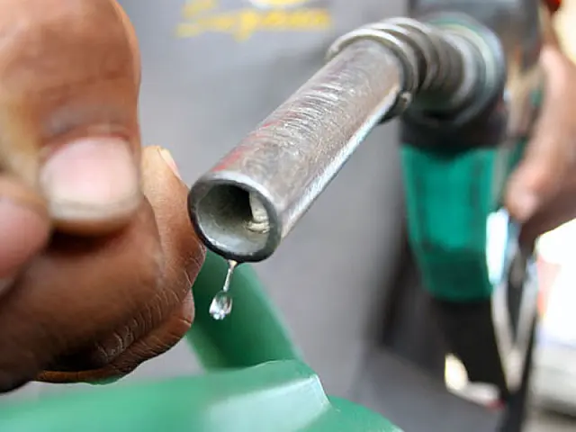 Sob pressão, governo quer evitar reajuste de combustível