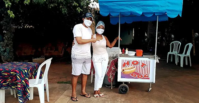 Noivos vendem cachorro-quente para realizar sonhada festa de casamento