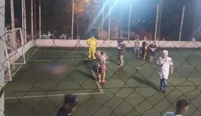 Trave cai e mata criança de 11 anos em campo de futebol