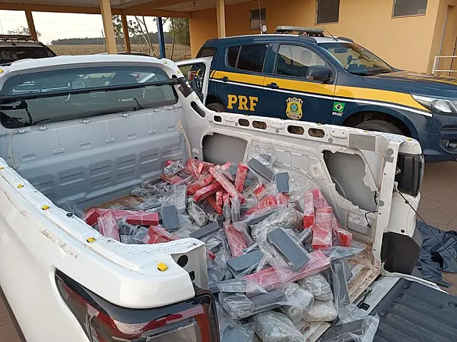 PRF de Bataguassu apreende 156 kg de maconha e skunk escondida em picape