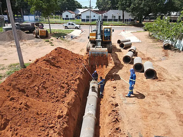 Com trégua de chuvas, obras de drenagem nas Vilas São Pedro e Pinheiro avançam