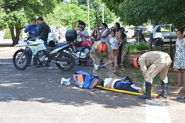 Mulher fratura o pé esquerdo em acidente entre duas motos
