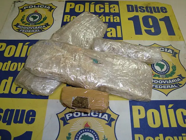 Adolescente é flagrada com crack e maconha dentro de ônibus